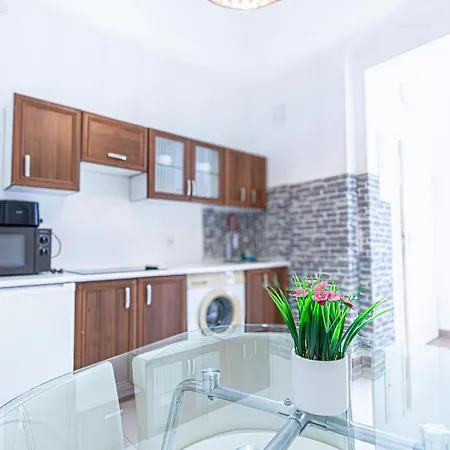 Simple Apt W Full Kitchen Wiener Stadthalle Exterior foto